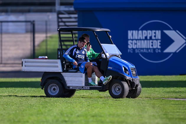 20.10.2026, Fussball, Saison 2026 2027, Bundesliga, Training des FC Schalke 04, Maximilian Wöber (FC Schalke 04) verletzt sich nach einem Zweikampf und muss das Training verlassen, xRHR-FOTO YYx Copyright: KROEGER RHR-FOTOx RHR-FOTO YY
