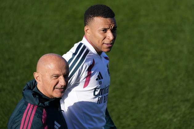 REAL MADRID CF v RB LEIPZIG. CHAMPIONS LEAGUE 2026 2027. ROUND 3. Real Madrid CF s Kylian Mbappe (r) with the fitness coach Antonio Pintus during training session prior to the Champions League round 3 match against RB Leipzig. October 20 2026. (ALTERPHOTOS Acero) MadridSpain  Copyright: xAcerox