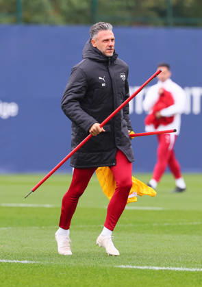 RB Leipzig - Training Champions League Leipzig, 20.10.2026, RB Akademie, UEFA Champions League , RB Leipzig - Abschlusstraining am Vortag von Real Madrid v. RBLeipzig , Im Bild: Trainer Martin Demichelis, RB Leipzig ,