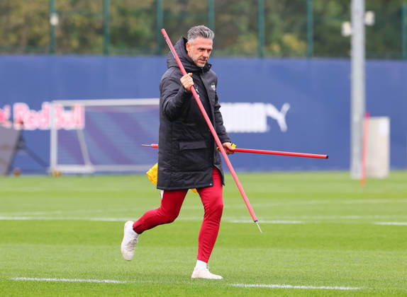 RB Leipzig - Training Champions League Leipzig, 20.10.2026, RB Akademie, UEFA Champions League , RB Leipzig - Abschlusstraining am Vortag von Real Madrid v. RBLeipzig , Im Bild: Trainer Martin Demichelis, RB Leipzig ,