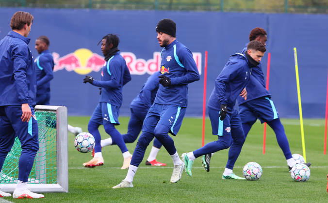 RB Leipzig - Training Champions League Leipzig, 20.10.2026, RB Akademie, UEFA Champions League , RB Leipzig - Abschlusstraining am Vortag von Real Madrid v. RBLeipzig , Im Bild v.l.: Romulo (mi., 40, RB Leipzig) und Christoph Baumgartner (14, RB Leipzig) ,