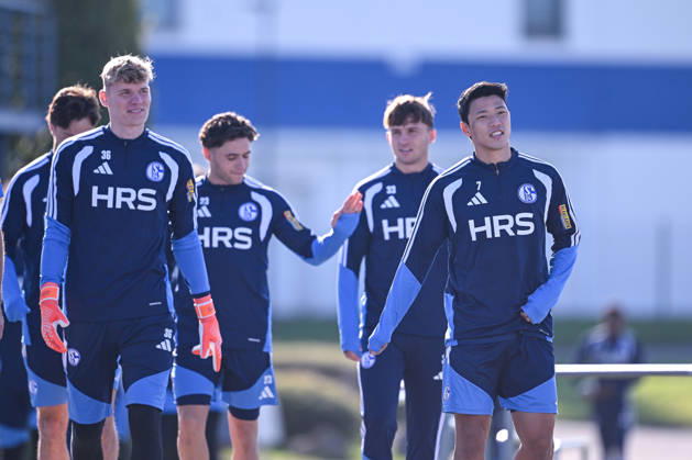 20.10.2026, Fussball, Saison 2026 2027, Bundesliga, Training des FC Schalke 04, Torwart Johannes Siebeking (FC Schalke 04), Hee-chan Hwang (FC Schalke 04) xRHR-FOTO YYx Copyright: KROEGER RHR-FOTOx RHR-FOTO YY