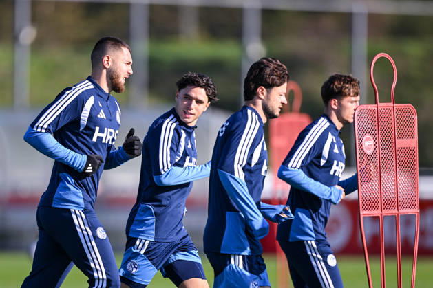 20.10.2026, Fussball, Saison 2026 2027, Bundesliga, Training des FC Schalke 04, Warm laufen FC Schalke 04, Hasan Kurucay (FC Schalke 04), Soufiane El-Faouzi (FC Schalke 04), Adrian Gantenbein (FC Schalke 04), Vitalie Becker (FC Schalke 04) xRHR-FOTO YYx Copyright: KROEGER RHR-FOTOx RHR-FOTO YY