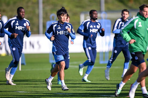 20.10.2026, Fussball, Saison 2026 2027, Bundesliga, Training des FC Schalke 04, Warm laufen FC Schalke 04, Satoshi Tanaka (FC Schalke 04) xRHR-FOTO YYx Copyright: KROEGER RHR-FOTOx RHR-FOTO YY