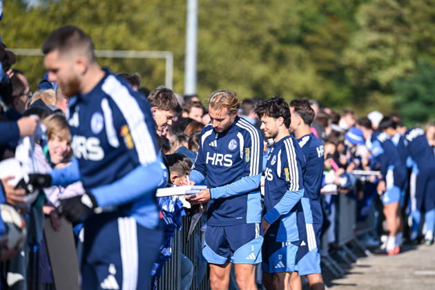 20.10.2026, Fussball, Saison 2026 2027, Bundesliga, Training des FC Schalke 04, Timo Becker (FC Schalke 04) gibt Autogramme, xRHR-FOTO YYx Copyright: KROEGER RHR-FOTOx RHR-FOTO YY