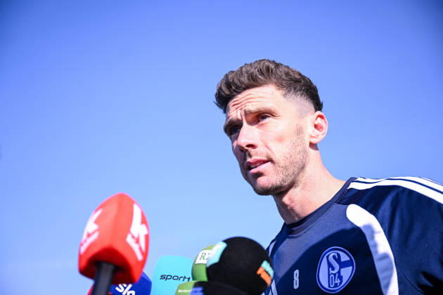 20.10.2026, Fussball, Saison 2026 2027, Bundesliga, Training des FC Schalke 04, Robin Gosens (FC Schalke 04) in der Mixed-Zone, xRHR-FOTO YYx Copyright: KROEGER RHR-FOTOx RHR-FOTO YY
