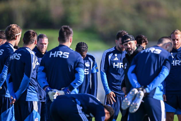 20.10.2026, Fussball, Saison 2026 2027, Bundesliga, Training des FC Schalke 04, Trainer Miron Muslic (FC Schalke 04) hält einen Ansprache im Kreis, xRHR-FOTO YYx Copyright: KROEGER RHR-FOTOx RHR-FOTO YY