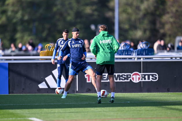 20.10.2026, Fussball, Saison 2026 2027, Bundesliga, Training des FC Schalke 04, Edin DÅ¾eko Dzeko (FC Schalke 04) mit Verband am Kopf, xRHR-FOTO YYx Copyright: KROEGER RHR-FOTOx RHR-FOTO YY