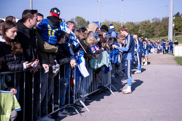 20.10.2026, Fussball, Saison 2026 2027, Bundesliga, Training des FC Schalke 04, Finn Porath (FC Schalke 04) gibt Autogramme, xRHR-FOTO YYx Copyright: KROEGER RHR-FOTOx RHR-FOTO YY