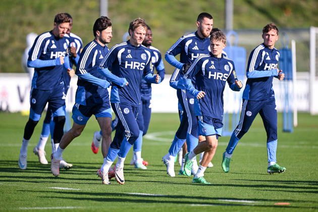 20.10.2026, Fussball, Saison 2026 2027, Bundesliga, Training des FC Schalke 04, Warm laufen FC Schalke 04, Finn Porath (FC Schalke 04), Luca Vozar (FC Schalke 04), Vitalie Becker (FC Schalke 04) xRHR-FOTO YYx Copyright: KROEGER RHR-FOTOx RHR-FOTO YY