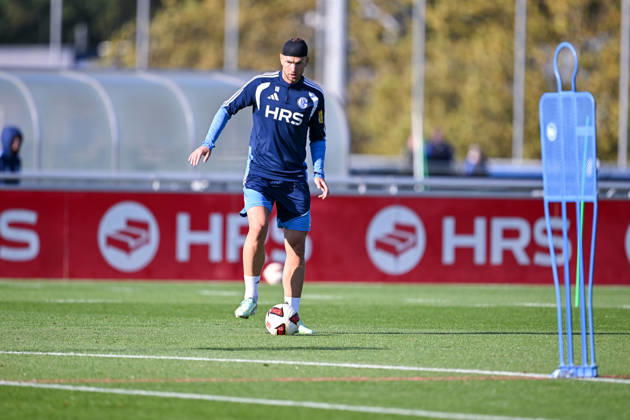 20.10.2026, Fussball, Saison 2026 2027, Bundesliga, Training des FC Schalke 04, Edin DÅ¾eko Dzeko (FC Schalke 04) xRHR-FOTO YYx Copyright: KROEGER RHR-FOTOx RHR-FOTO YY