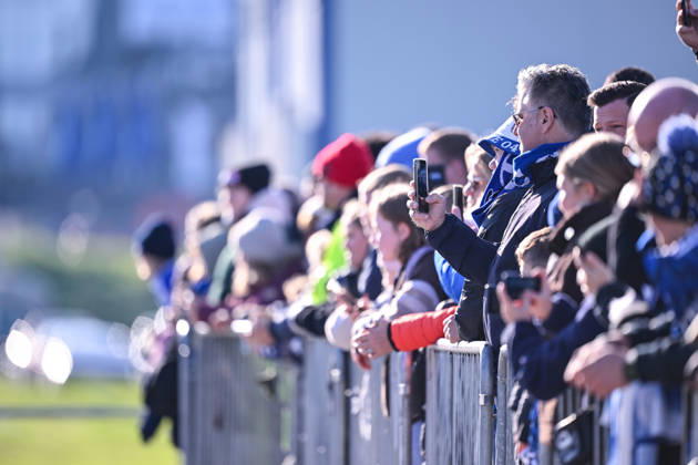 20.10.2026, Fussball, Saison 2026 2027, Bundesliga, Training des FC Schalke 04, Fans warten auf die Spieler, xRHR-FOTO YYx Copyright: KROEGER RHR-FOTOx RHR-FOTO YY