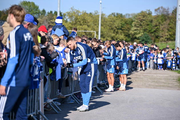 20.10.2026, Fussball, Saison 2026 2027, Bundesliga, Training des FC Schalke 04, Hasan Kurucay (FC Schalke 04), Timo Becker (FC Schalke 04), Adrian Gantenbein (FC Schalke 04) geben Autogramme, xRHR-FOTO YYx Copyright: KROEGER RHR-FOTOx RHR-FOTO YY