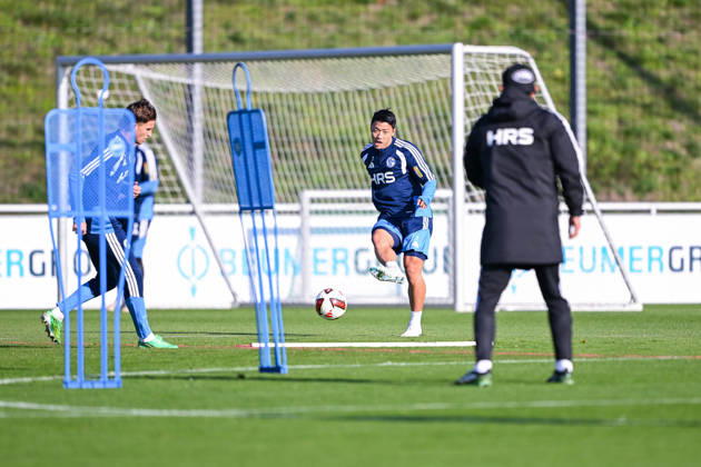 20.10.2026, Fussball, Saison 2026 2027, Bundesliga, Training des FC Schalke 04, Vitalie Becker (FC Schalke 04), Hee-chan Hwang (FC Schalke 04), Trainer Miron Muslic (FC Schalke 04) xRHR-FOTO YYx Copyright: KROEGER RHR-FOTOx RHR-FOTO YY