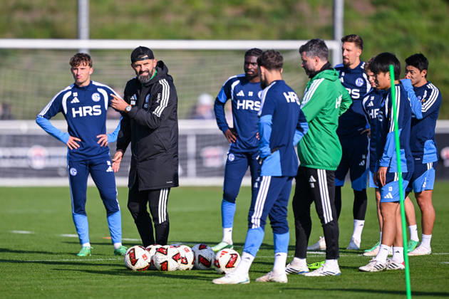 20.10.2026, Fussball, Saison 2026 2027, Bundesliga, Training des FC Schalke 04, Trainer Miron Muslic (FC Schalke 04) spricht mit den Spielern, xRHR-FOTO YYx Copyright: KROEGER RHR-FOTOx RHR-FOTO YY
