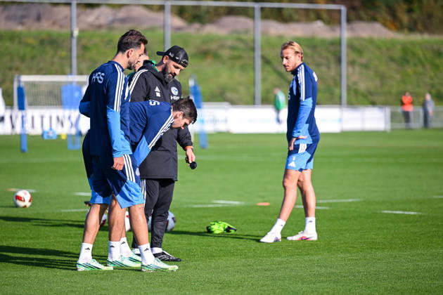 20.10.2026, Fussball, Saison 2026 2027, Bundesliga, Training des FC Schalke 04, Maximilian Wöber (FC Schalke 04) hat sich verletzt, Trainer Miron Muslic (FC Schalke 04), Kenan Karaman (FC Schalke 04) (r) xRHR-FOTO YYx Copyright: KROEGER RHR-FOTOx RHR-FOTO YY