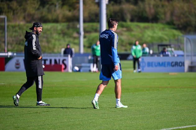 20.10.2026, Fussball, Saison 2026 2027, Bundesliga, Training des FC Schalke 04, Trainer Miron Muslic (FC Schalke 04), Maximilian Wöber (FC Schalke 04) (r) xRHR-FOTO YYx Copyright: KROEGER RHR-FOTOx RHR-FOTO YY