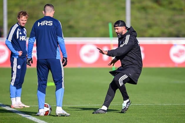 20.10.2026, Fussball, Saison 2026 2027, Bundesliga, Training des FC Schalke 04, Finn Porath (FC Schalke 04), Hasan Kurucay (FC Schalke 04), Trainer Miron Muslic (FC Schalke 04) xRHR-FOTO YYx Copyright: KROEGER RHR-FOTOx RHR-FOTO YY