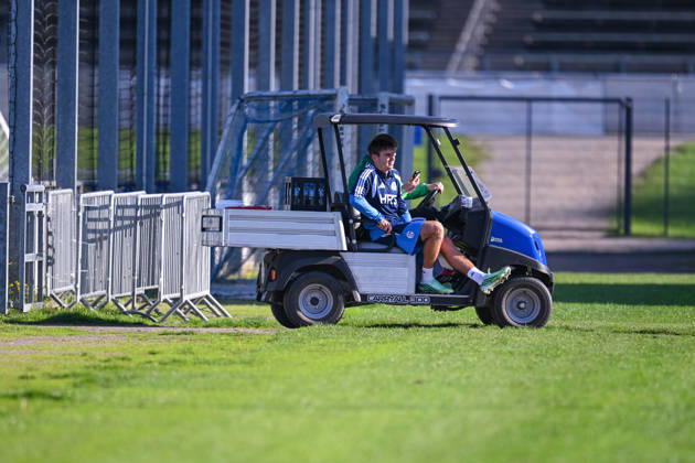 20.10.2026, Fussball, Saison 2026 2027, Bundesliga, Training des FC Schalke 04, Maximilian Wöber (FC Schalke 04) wird mit dem Goldkart weg gebracht, xRHR-FOTO YYx Copyright: KROEGER RHR-FOTOx RHR-FOTO YY