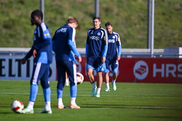 20.10.2026, Fussball, Saison 2026 2027, Bundesliga, Training des FC Schalke 04, Junior Dina Ebimbe (FC Schalke 04), Finn Porath (FC Schalke 04), Maximilian Wöber (FC Schalke 04), Kenan Karaman (FC Schalke 04) xRHR-FOTO YYx Copyright: KROEGER RHR-FOTOx RHR-FOTO YY