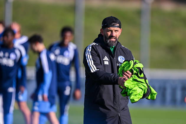 20.10.2026, Fussball, Saison 2026 2027, Bundesliga, Training des FC Schalke 04, Trainer Miron Muslic (FC Schalke 04) xRHR-FOTO YYx Copyright: KROEGER RHR-FOTOx RHR-FOTO YY
