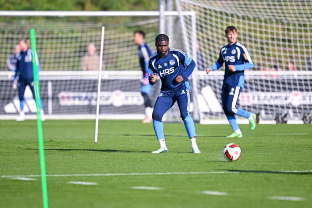 20.10.2026, Fussball, Saison 2026 2027, Bundesliga, Training des FC Schalke 04, Junior Dina Ebimbe (FC Schalke 04) xRHR-FOTO YYx Copyright: KROEGER RHR-FOTOx RHR-FOTO YY