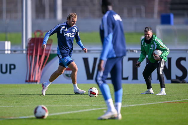 20.10.2026, Fussball, Saison 2026 2027, Bundesliga, Training des FC Schalke 04, Timo Becker (FC Schalke 04), Co-Trainer Tim Hoogland (FC Schalke 04) xRHR-FOTO YYx Copyright: KROEGER RHR-FOTOx RHR-FOTO YY
