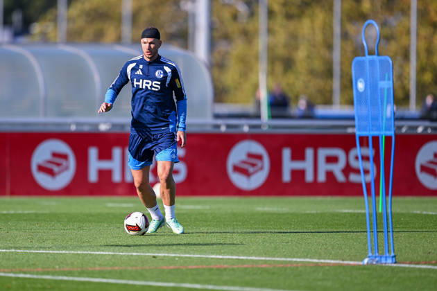 20.10.2026, Fussball, Saison 2026 2027, Bundesliga, Training des FC Schalke 04, Edin DÅ¾eko Dzeko (FC Schalke 04) xRHR-FOTO YYx Copyright: KROEGER RHR-FOTOx RHR-FOTO YY