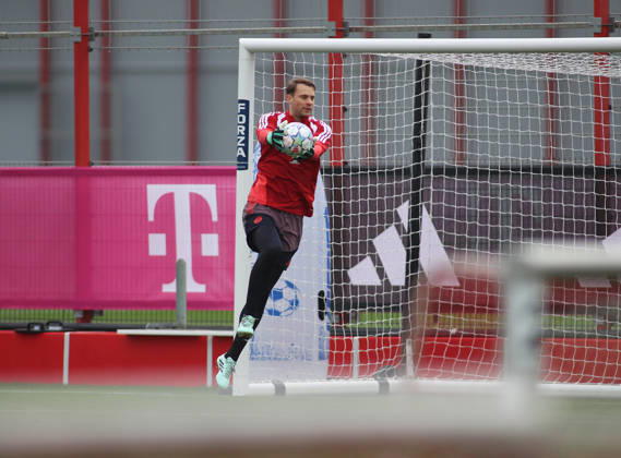FC Bayern München, Abschlusstraining, Champions League, Saison 2026 2027, Fussball, Herren Manuel Neuer (FC Bayern München) fängt springend einen Ball
