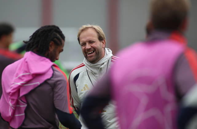FC Bayern München, Abschlusstraining, Champions League, Saison 2026 2027, Fussball, Herren Aaron Danks, Co-Trainer (FC Bayern München) lachend, lacht
