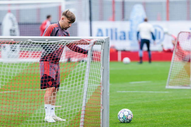 MUNICH, GERMANY - OCTOBER 20: Lennart Karl (FC Bayern Muenchen, 42) controls the ball during the training session before the UEFA Champions League match between FC Bayern Muenchen vs. Arsenal FC at Trainingsgelaende an der Saebener Str on October 20, 2026 in Munich, Germany. Bavaria Germany Copyright: xSteffiexWunderlx