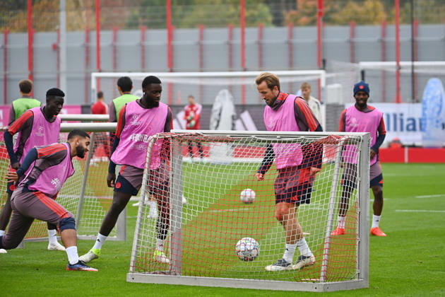 Harry KANE (Bayern Muenchen) am Ball, Aktion,li:Dayot UPAMECANO (Bayern Muenchen),Ismael SAIBARI (Bayern Muenchen), Fussball Champions League,Saison 2026 27, Ligaphase ABSCHLUSSTRAINING am 20.10.2026 FC Bayern Muenchen - FC Arsenal