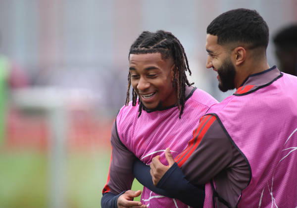 FC Bayern München, Abschlusstraining, Champions League, Saison 2026 2027, Fussball, Herren Michael Olise (FC Bayern München) (li.) spassig mit Ismael Saibari (FC Bayern München) (re.)