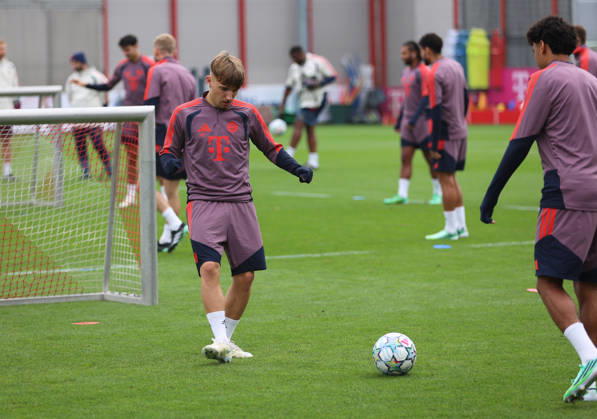 FC Bayern München, Abschlusstraining, Champions League, Saison 2026 2027, Fussball, Herren Lennart Karl (FC Bayern München) spielt einen Ball