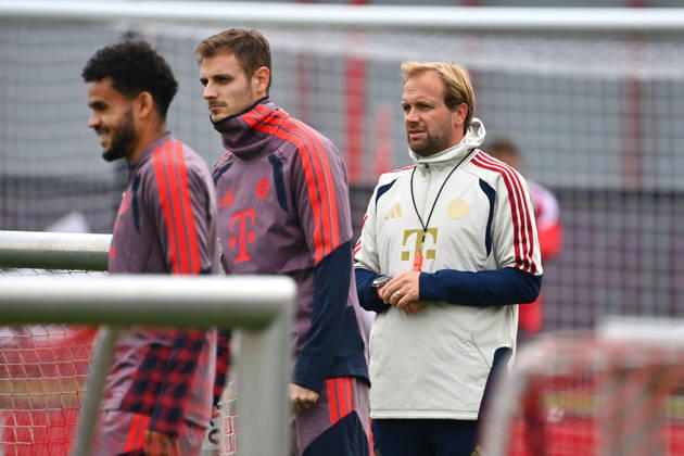 v.re:Aaron DANKS (Co-Trainer FCB), Josip STANISIC (Bayern Muenchen), Luis DIAZ (Bayern Muenchen). Fussball Champions League,Saison 2026 27, Ligaphase ABSCHLUSSTRAINING am 20.10.2026 FC Bayern Muenchen - FC Arsenal