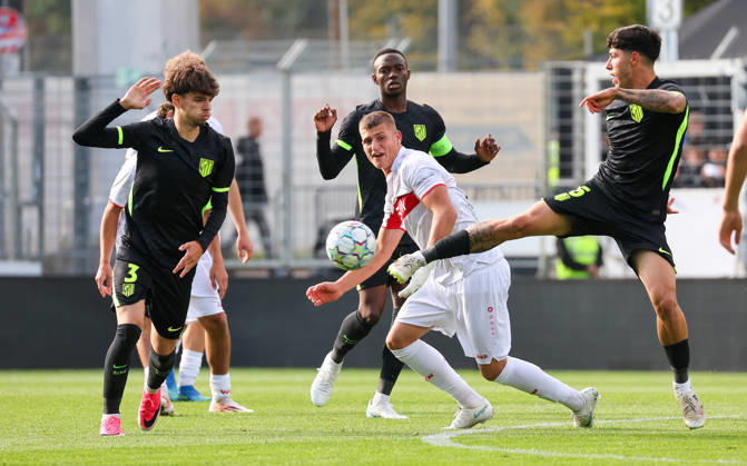 20.10.2026, Stuttgart, Fußball U19 Champions League, Saison 2026 2027, U19 YouthLeague VfB Stuttgart vs. Atletico Madrid, v.l. Oscar Parejo (Mad), Enis Redzepi (VfB), David Fernandez (Mad)