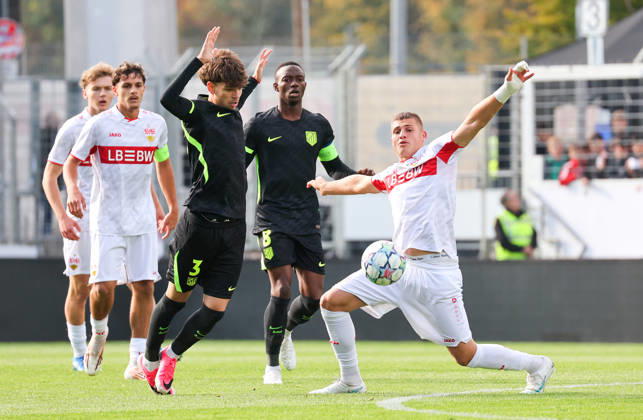 20.10.2026, Stuttgart, Fußball U19 Champions League, Saison 2026 2027, U19 YouthLeague VfB Stuttgart vs. Atletico Madrid, v.l. Oscar Parejo (Mad), Enis Redzepi (VfB)