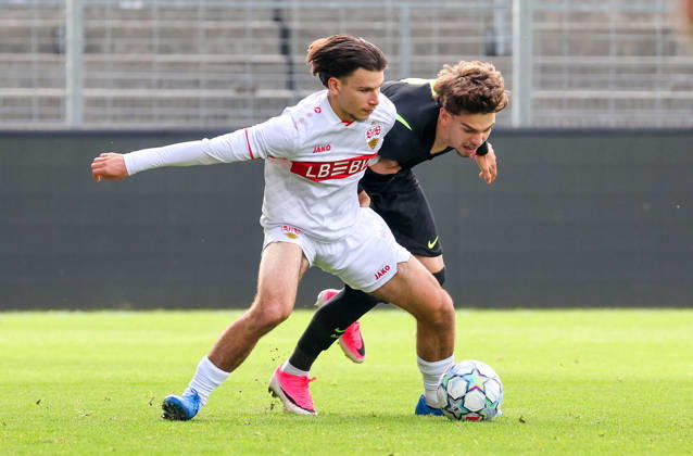 20.10.2026, Stuttgart, Fußball U19 Champions League, Saison 2026 2027, U19 YouthLeague VfB Stuttgart vs. Atletico Madrid, v.l. Neno Zezelj (VfB), Oscar Parejo (Mad)