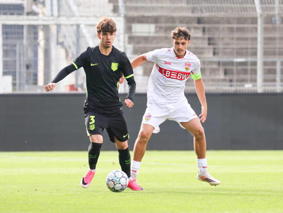 20.10.2026, Stuttgart, Fußball U19 Champions League, Saison 2026 2027, U19 YouthLeague VfB Stuttgart vs. Atletico Madrid, v.l. Oscar Parejo (Mad), Massimo Di Benedetto (VfB)