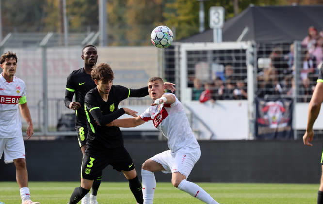 20.10.26 U19 VfB Stuttgart - U19 Atletico Madrid Deutschland, Stuttgart, 20.10.2026, Fussball, UEFA Youth League, Saison 2026 2027, U19 VfB Stuttgart - U19 Atletico Madrid: v.l. Oscar Parejo (U19 Atletico Madrid), Enis Redzepi (U19 VfB Stuttgart).