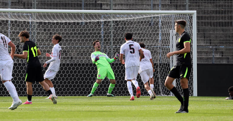 20.10.26 U19 VfB Stuttgart - U19 Atletico Madrid Deutschland, Stuttgart, 20.10.2026, Fussball, UEFA Youth League, Saison 2026 2027, U19 VfB Stuttgart - U19 Atletico Madrid: Tom Walz (U19 VfB Stuttgart).