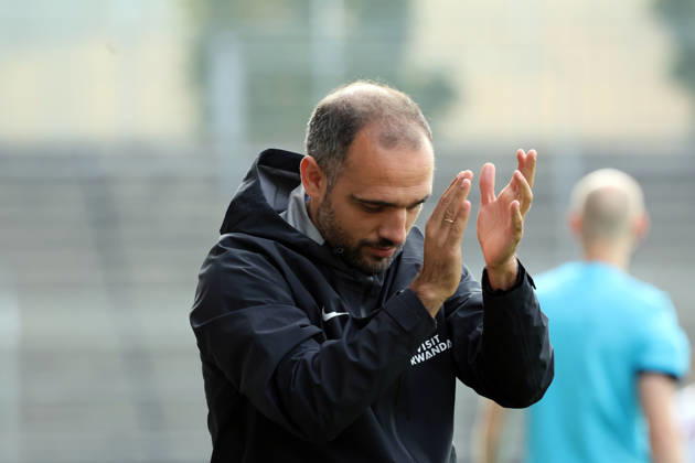 20.10.26 U19 VfB Stuttgart - U19 Atletico Madrid Deutschland, Stuttgart, 20.10.2026, Fussball, UEFA Youth League, Saison 2026 2027, U19 VfB Stuttgart - U19 Atletico Madrid: Pedro Moya (Trainer U19 Atletico Madrid).