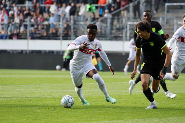20.10.26 U19 VfB Stuttgart - U19 Atletico Madrid Deutschland, Stuttgart, 20.10.2026, Fussball, UEFA Youth League, Saison 2026 2027, U19 VfB Stuttgart - U19 Atletico Madrid: v.l. Brayann Kenmoe (U19 VfB Stuttgart), Gerard Fragoso (U19 Atletico Madrid).
