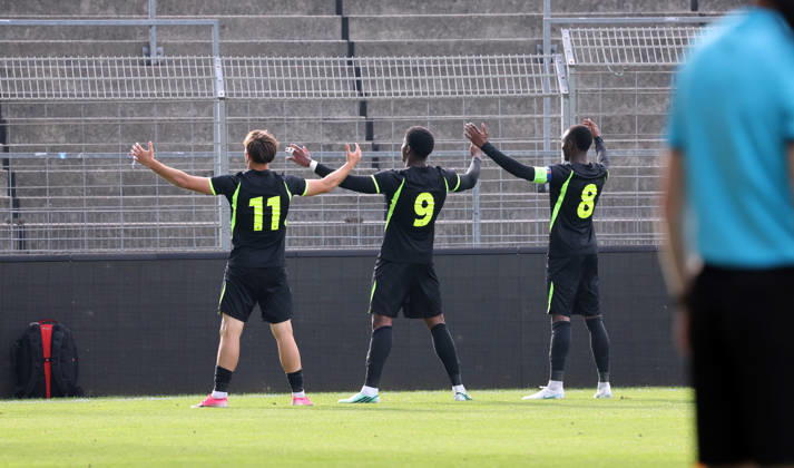 20.10.26 U19 VfB Stuttgart - U19 Atletico Madrid Deutschland, Stuttgart, 20.10.2026, Fussball, UEFA Youth League, Saison 2026 2027, U19 VfB Stuttgart - U19 Atletico Madrid: mi. Gabriel Obama (U19 Atletico Madrid); Jubel Tor 0:1 Obama.