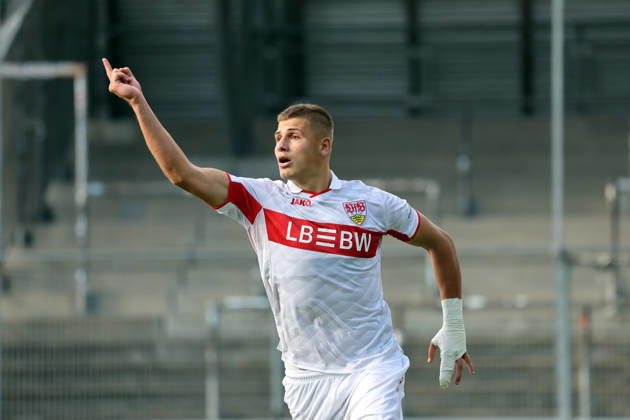 20.10.26 U19 VfB Stuttgart - U19 Atletico Madrid Deutschland, Stuttgart, 20.10.2026, Fussball, UEFA Youth League, Saison 2026 2027, U19 VfB Stuttgart - U19 Atletico Madrid: Enis Redzepi (U19 VfB Stuttgart); Jubel Tor Elfmeter 1:1 Redzepi.