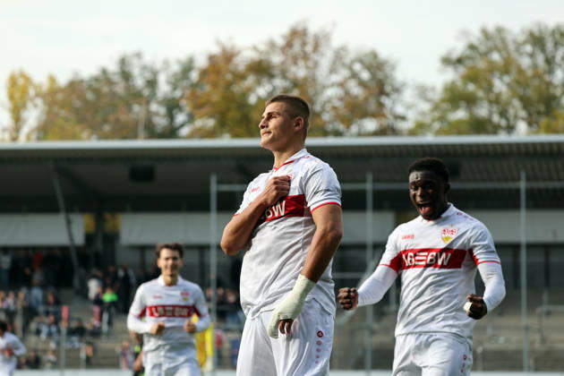 20.10.26 U19 VfB Stuttgart - U19 Atletico Madrid Deutschland, Stuttgart, 20.10.2026, Fussball, UEFA Youth League, Saison 2026 2027, U19 VfB Stuttgart - U19 Atletico Madrid: Enis Redzepi (U19 VfB Stuttgart); Jubel Tor Elfmeter 1:1 Redzepi.