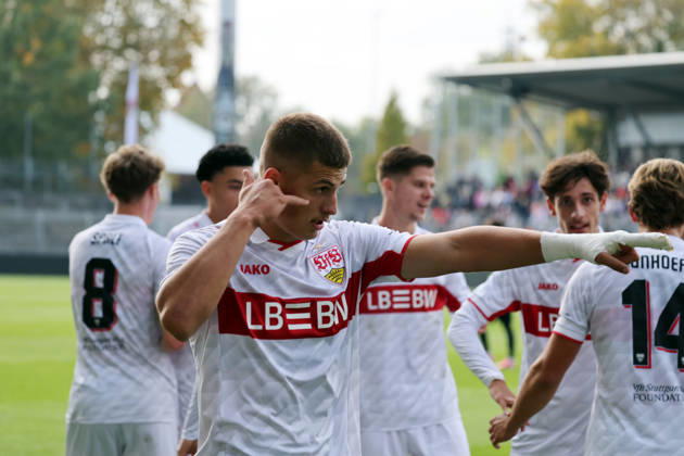20.10.26 U19 VfB Stuttgart - U19 Atletico Madrid Deutschland, Stuttgart, 20.10.2026, Fussball, UEFA Youth League, Saison 2026 2027, U19 VfB Stuttgart - U19 Atletico Madrid: Enis Redzepi (U19 VfB Stuttgart); Jubel Tor Elfmeter 1:1 Redzepi.