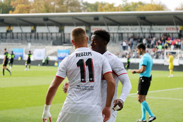 20.10.26 U19 VfB Stuttgart - U19 Atletico Madrid Deutschland, Stuttgart, 20.10.2026, Fussball, UEFA Youth League, Saison 2026 2027, U19 VfB Stuttgart - U19 Atletico Madrid: v.l. Enis Redzepi, Brayann Kenmoe (beide U19 VfB Stuttgart); Jubel Tor Elfmeter 1:1 Redzepi.