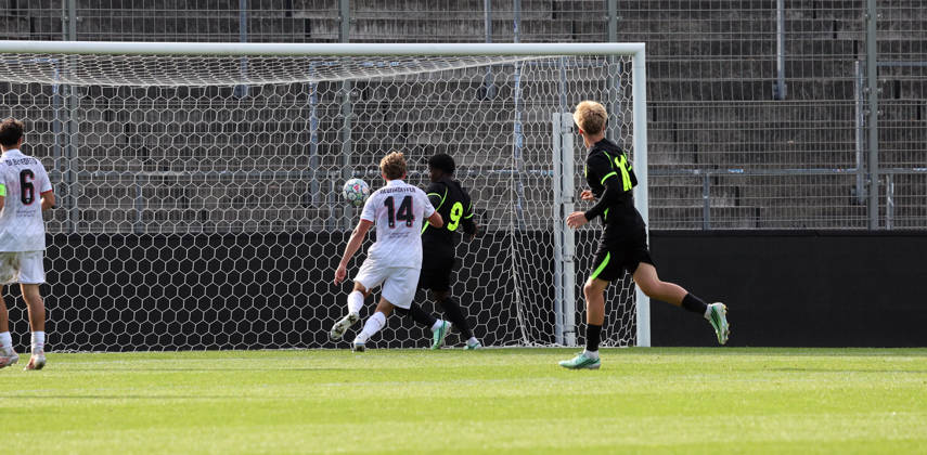 20.10.26 U19 VfB Stuttgart - U19 Atletico Madrid Deutschland, Stuttgart, 20.10.2026, Fussball, UEFA Youth League, Saison 2026 2027, U19 VfB Stuttgart - U19 Atletico Madrid: Gabriel Obama (U19 Atletico Madrid); Tor 1:2 Obama.