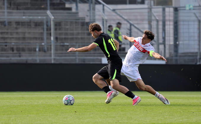 20.10.26 U19 VfB Stuttgart - U19 Atletico Madrid Deutschland, Stuttgart, 20.10.2026, Fussball, UEFA Youth League, Saison 2026 2027, U19 VfB Stuttgart - U19 Atletico Madrid: v.l. Joel Sanchez (U19 Atletico Madrid), Massimo di Benedetto (U19 VfB Stuttgart).